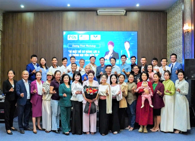 Representatives of the Creative Startup Center along with leaders of businesses in Đắk Lắk province enthusiastically presented flowers to thank the speaker after the effective sharing session.