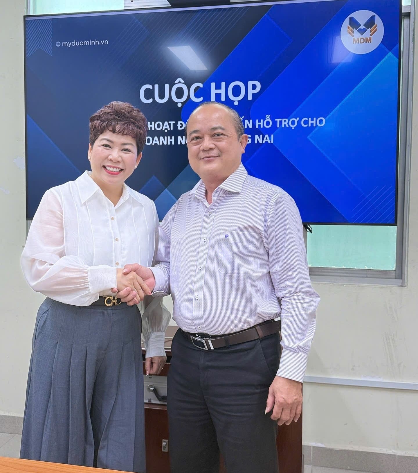 Ms. Pham Thi Duc Hanh - Chairwoman of My Duc Minh Company's Board of Directors, and Mr. Vo Hoang Khai - Deputy Director of Dong Nai Department of Science and Technology, at the meeting between the two sides