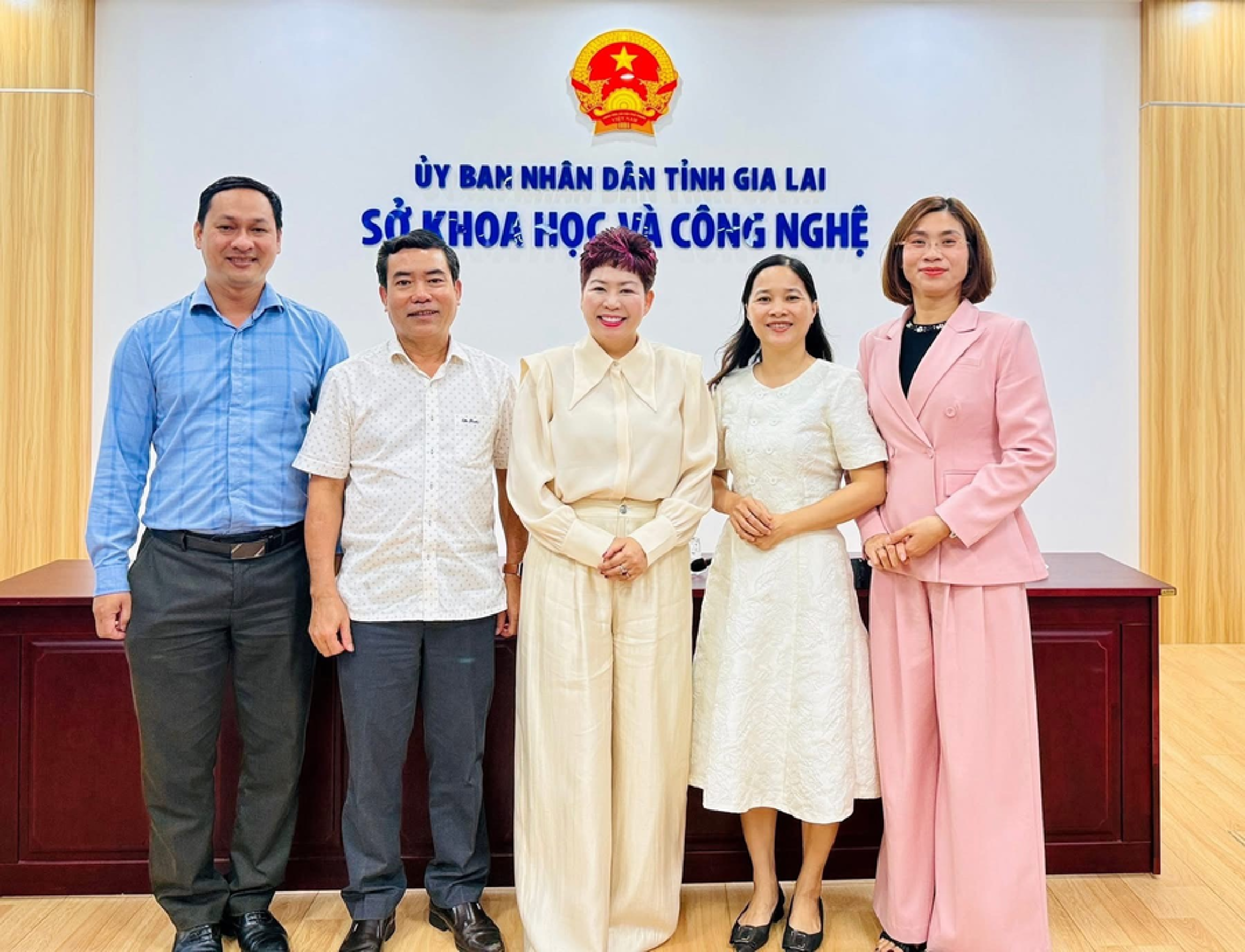 Bà Phạm Thị Đức HẠNH-Chủ tịch HĐQT cùng bà Nguyễn Thị Chung- Giám đốc Truyền thông & Sự kiện đại diện công ty Mỹ Đức Minh làm việc với Sở Khoa học và Công nghệ tỉnh Gia lai- đại diện là ông Nguyễn Hữu Hà-Phó Giám đốc Sở cùng ông Nguyễn Văn Sơn-Phó Giám đốc Trung Tâm Khám phá Khoa học tỉnh Gia Lai