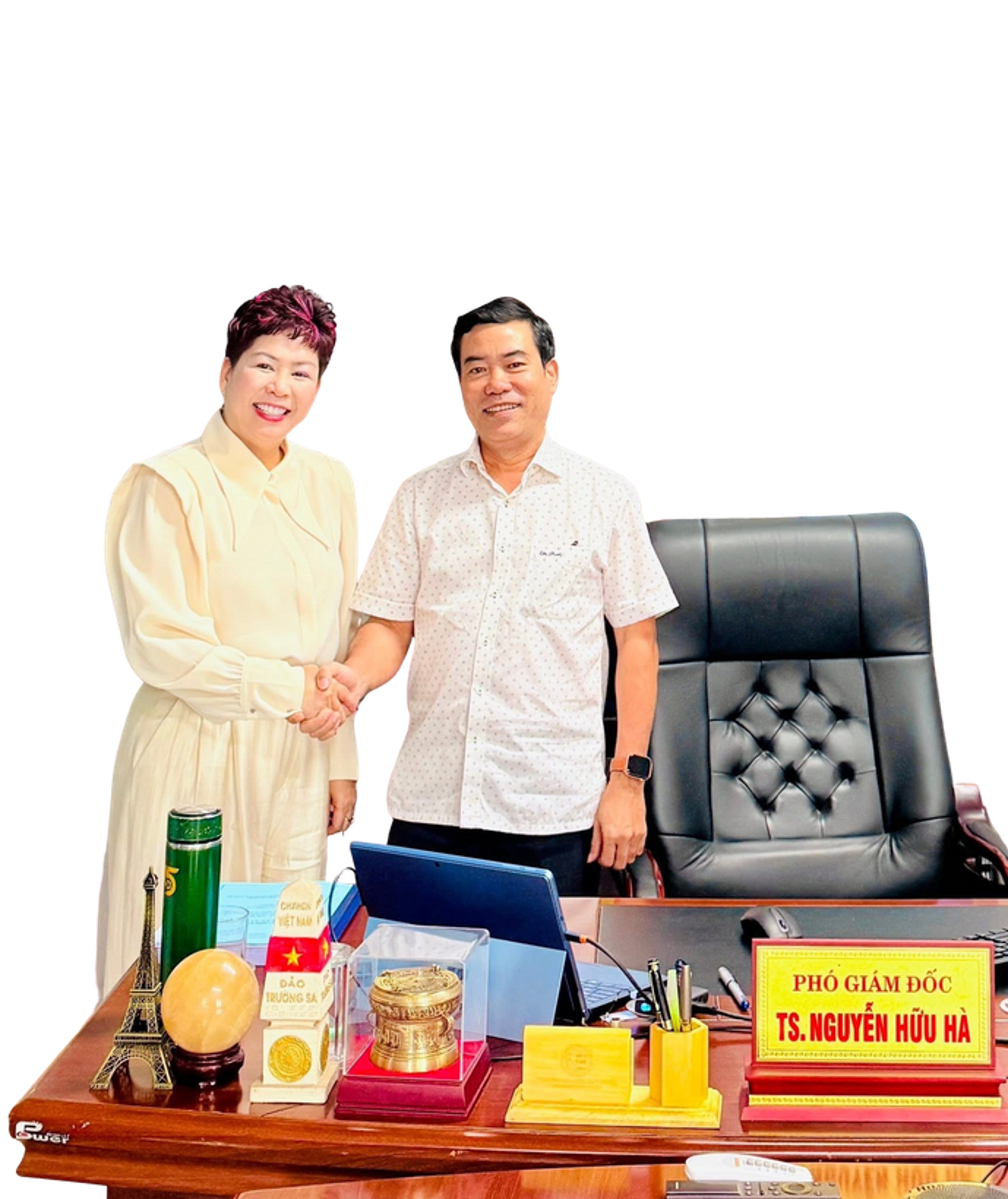 Bà Phạm Thị Đức Hạnh và ông Nguyễn Hữu Hà đại diện hai bên cùng cam kết và đồng hành hợp tác bền vững.