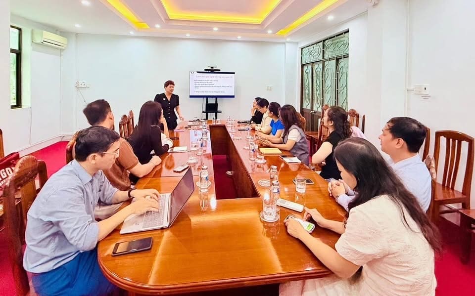 Bà Phạm Thị Đức Hạnh chia sẻ truyền cảm hứng đến các lãnh đạo doanh nghiệp tại Quy Nhơn ngày 15/12/2025.