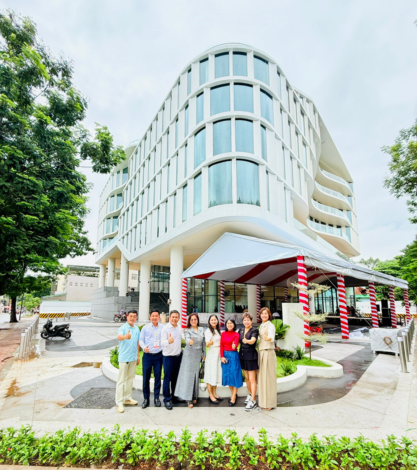 Bà Phạm Thị Đức Hạnh- Chủ tịch HĐQT Mỹ Đức Minh kiêm nhiệm Chánh Văn phòng Hội đồng Tư vấn Khởi nghiệp quốc gia cùng các đại diện cúa các Sở, ngành tham quan chụp ảnh cùng bà Đặng Thị Luận- Quyền Giám đốc SIHUB Thành phố Hồ Chí Minh .