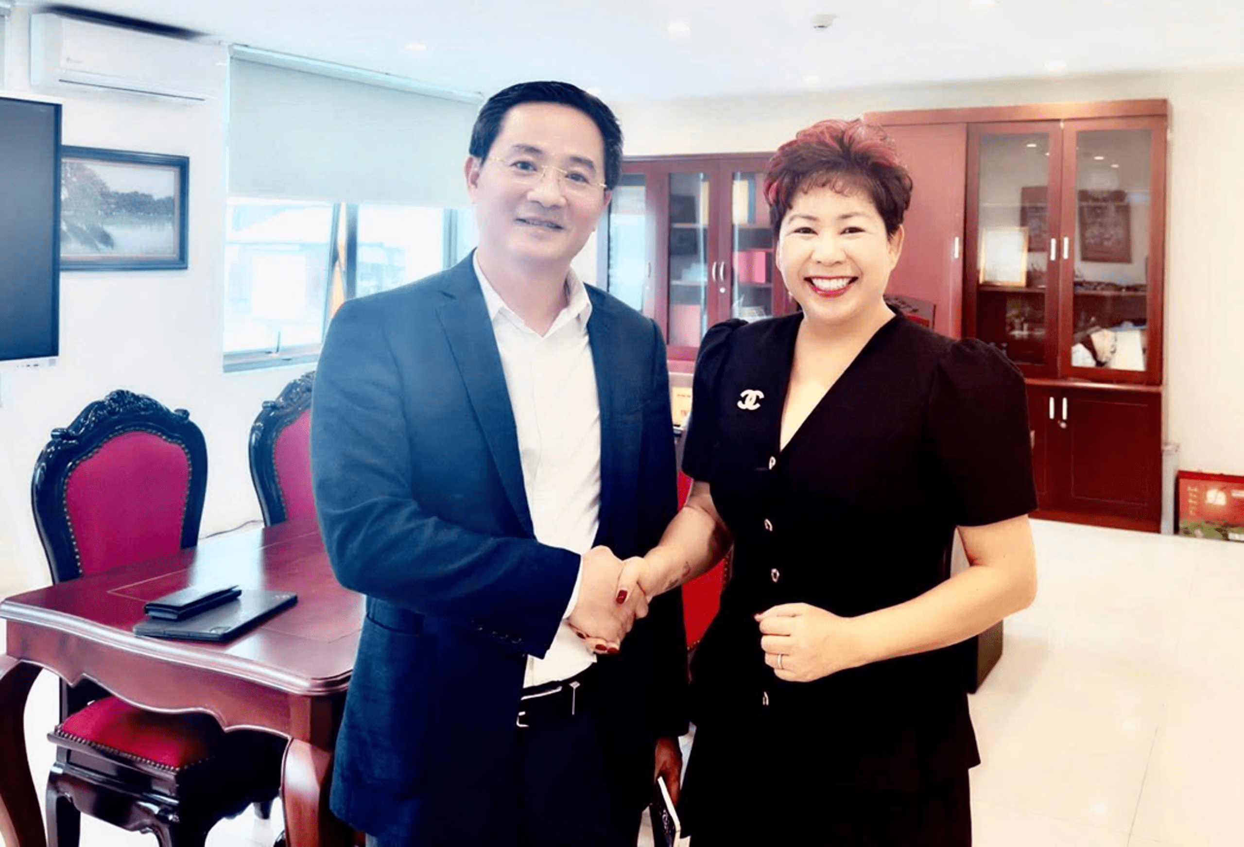 Bà Phạm Thị Đức Hạnh-Chủ tịch HĐQT công ty Mỹ Đức Minh cùng ông Trần Anh Tuấn- Giám Đốc Sở Khoa học và Công nghệ thành phố Hà Nội thống nhất định hướng hợp tác cùng hỗ trợ doanh nghiệp Khoa học & công nghệ của Hà Nội.