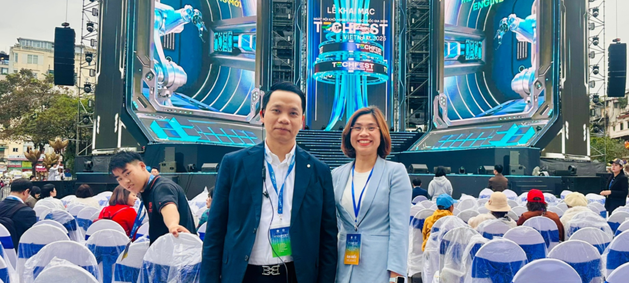Bà Nguyễn Thị Chung- Giám đốc Truyền thông & Sự kiện Mỹ Đức Minh cùng Ông Trần Xuân Phúc- Trưởng phòng Đổi mới sáng tạo Sở Khoa học & Công nghệ Hà Nội tại sân khấu chuẩn bị cho Lễ Khai mạc TECHFEST 2025