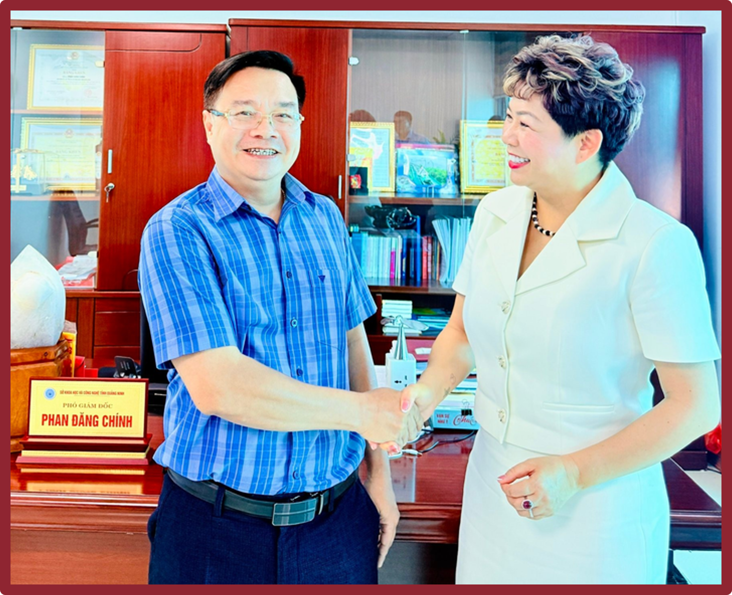 Ms. Pham Thi Duc Hanh - Chairwoman of My Duc Minh Company's Board of Directors, together with Mr. Phan Dang Chinh - Deputy Director of Quang Ninh Department of Science and Technology.