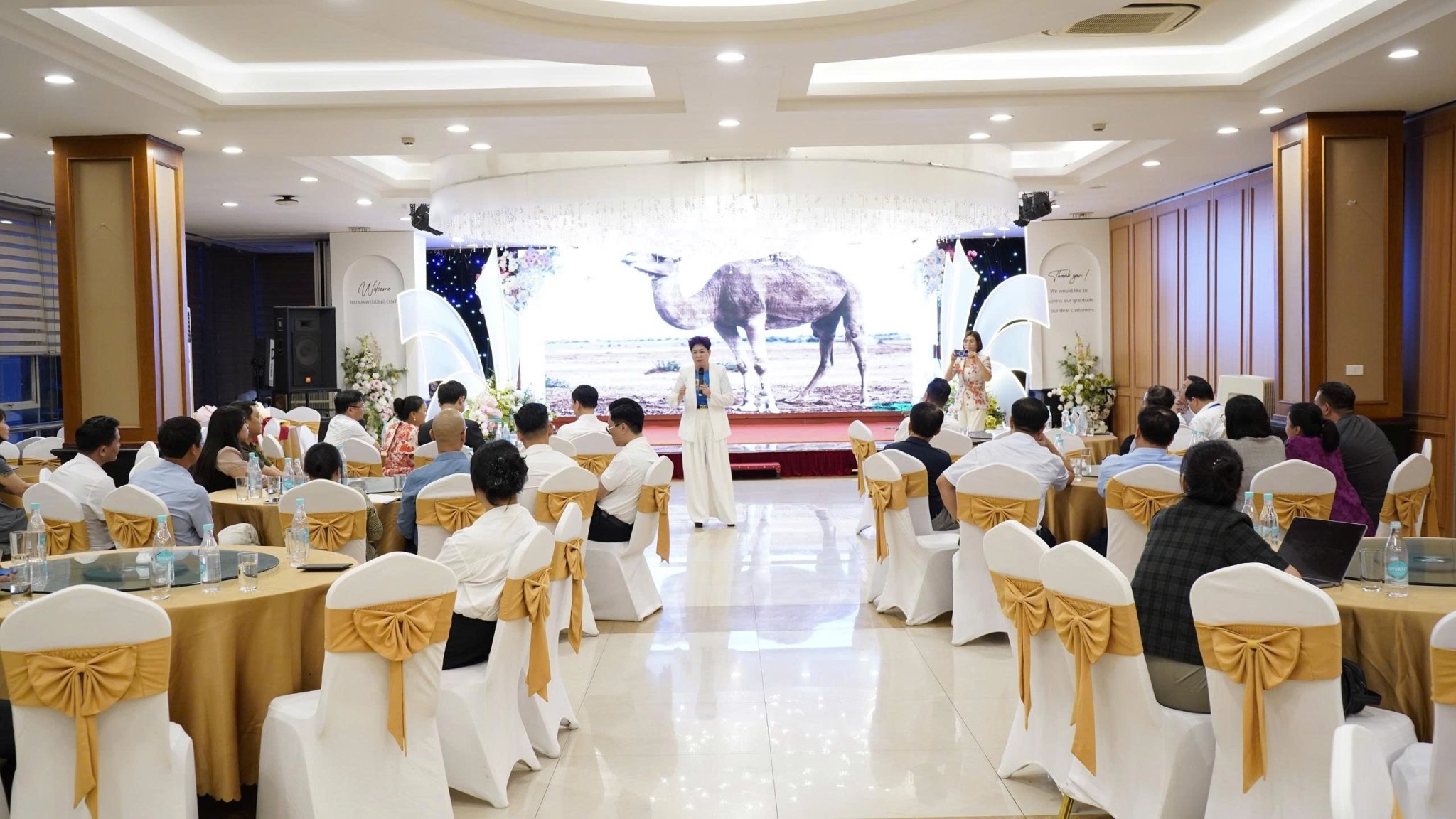 Bà Phạm Thị Đức Hạnh- Chủ tịch HĐQT Mỹ Đức Minh chia sẻ truyền cảm hứng đến tất cả các đại biểu tham dự buổi hội nghị