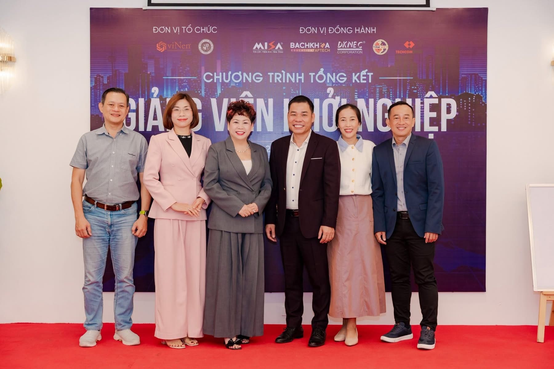 The founders of My Duc Minh company participated in the K01 National Startup Lecturer Program Summary and were honored to receive the Graduation Certificate of the National Startup Expert Training Course organized by the National Startup Advisory Council and the Institute of Startup Research.