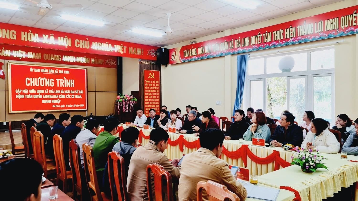 Đoàn công tác gồm Ngài Shovgi Kamal Oglu cùng đại diện Mỹ Đức Minh, Chủ tịch Hội Sâm Đà Nẵng, các chuyên gia quốc tế, chủ doanh nghiệp trên khắp tỉnh thành cả nước làm việc và chụp ảnh cùng Ban lãnh đạo UBND xã Trà Linh- TP Đà Nẵng sáng ngày 11/03/2026 tại UBND xã Trà Linh.
