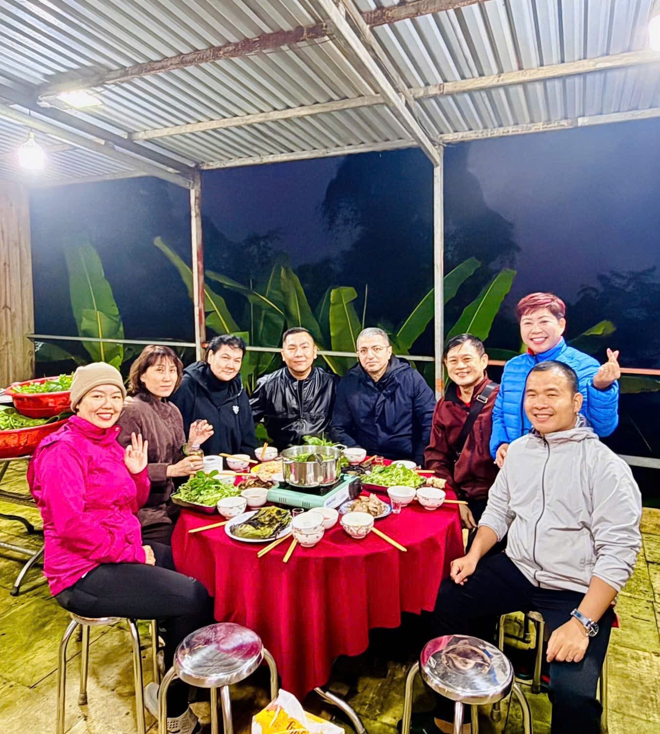 Bữa tối của cả đoàn trên đỉnh núi Ngọc Linh, được thưởng thức rau rừng, lẩu lá sâm tươi và hàn huyên nhiều câu chuyện về dược liệu Việt Nam. 