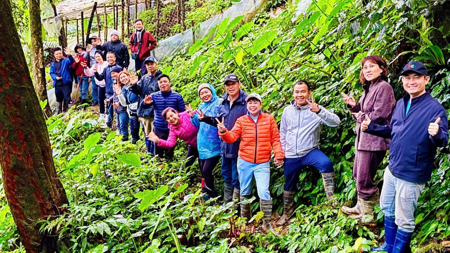 Cả đoàn công tác bắt đầu hành trình khám phá Ngọc Linh đại ngàn và tìm hiểu quá trình sinh trưởng của cây Sâm Ngọc Linh tại đây.