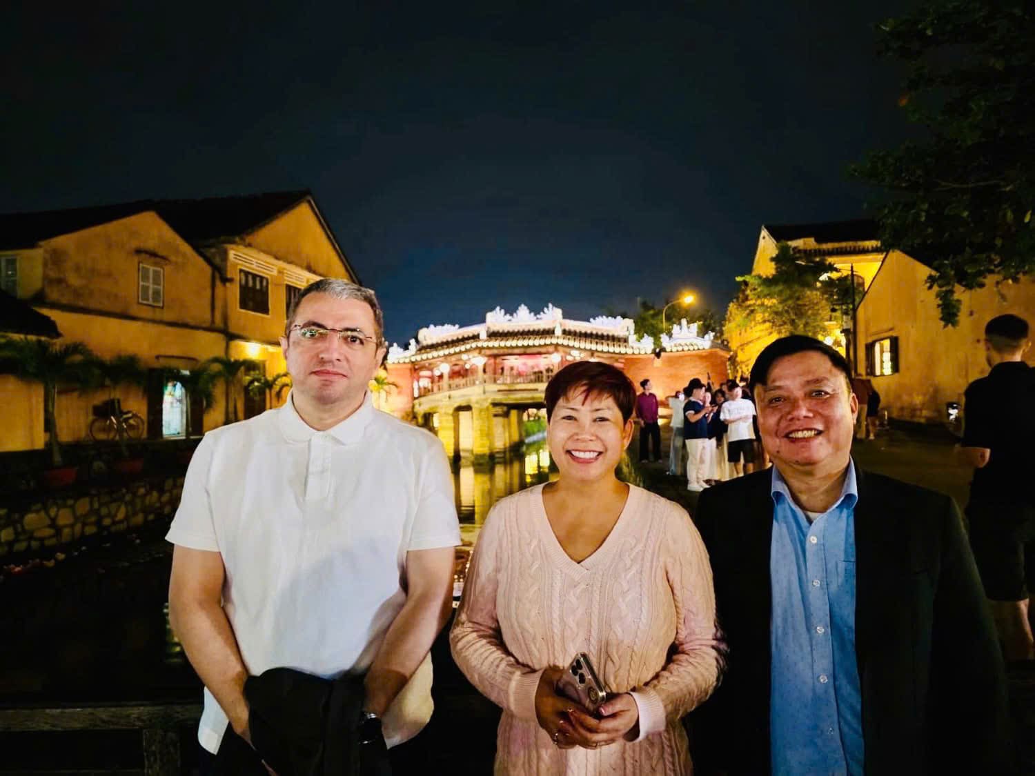 Ngài Đại sứ Azerbaijan cùng đoàn đã đi thăm và thắp hương tại Tượng đài Mẹ Thứ và các bà mẹ Việt Nam anh hùng tại Phường Tam Kỳ, Thành phố Đà nẵng 