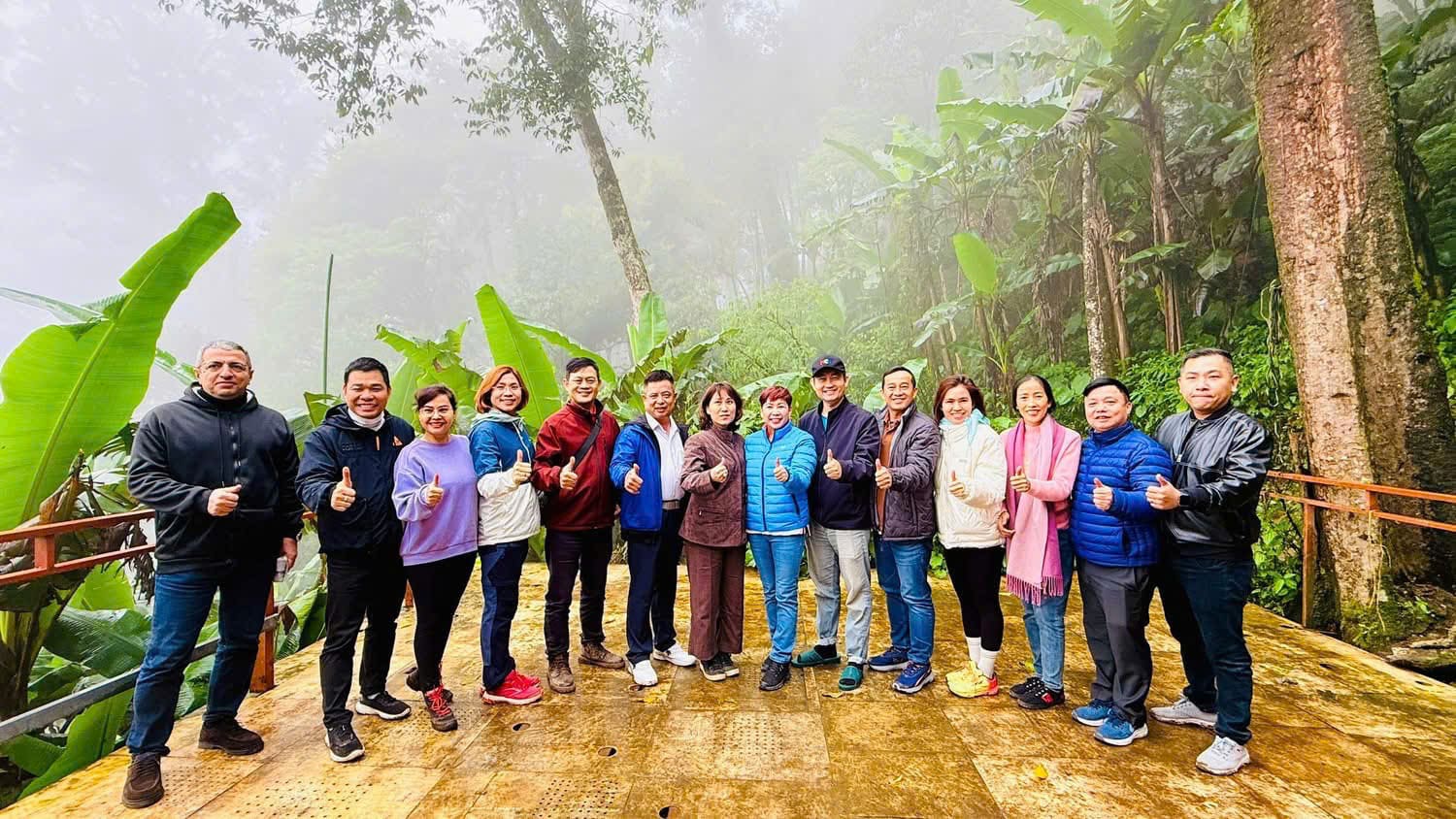 Cả đoàn cùng leo núi, băng rừng để khám phá quá trình sinh trưởng của cây Sâm Ngọc Linh dưới tán rừng nguyên sinh linh thiêng nơi đây