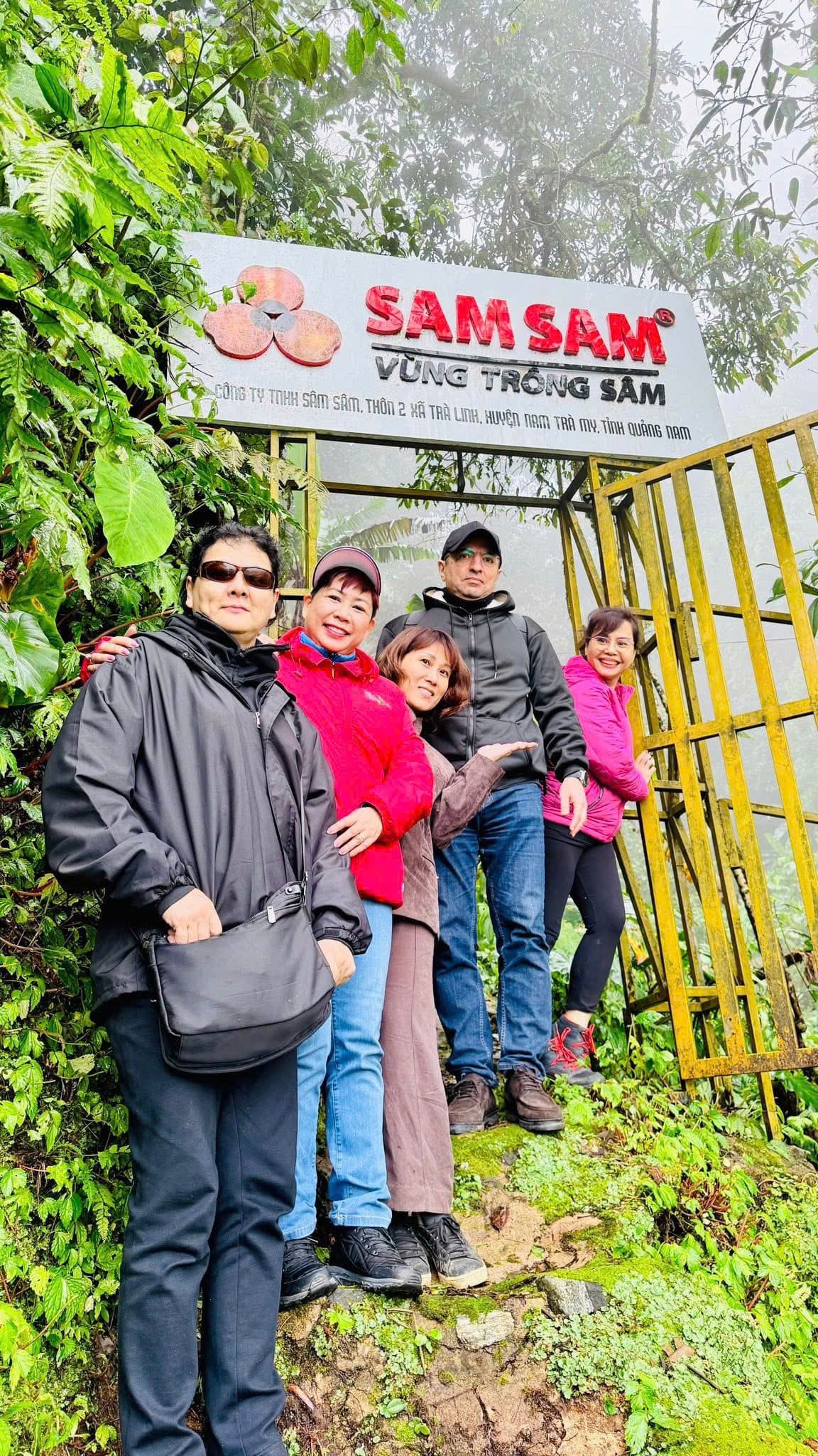 Đoàn công tác bắt đầu lên đỉnh núi Ngọc Linh, khám phá vùng trồng Sâm Ngọc Linh của công ty Sâm Sâm 