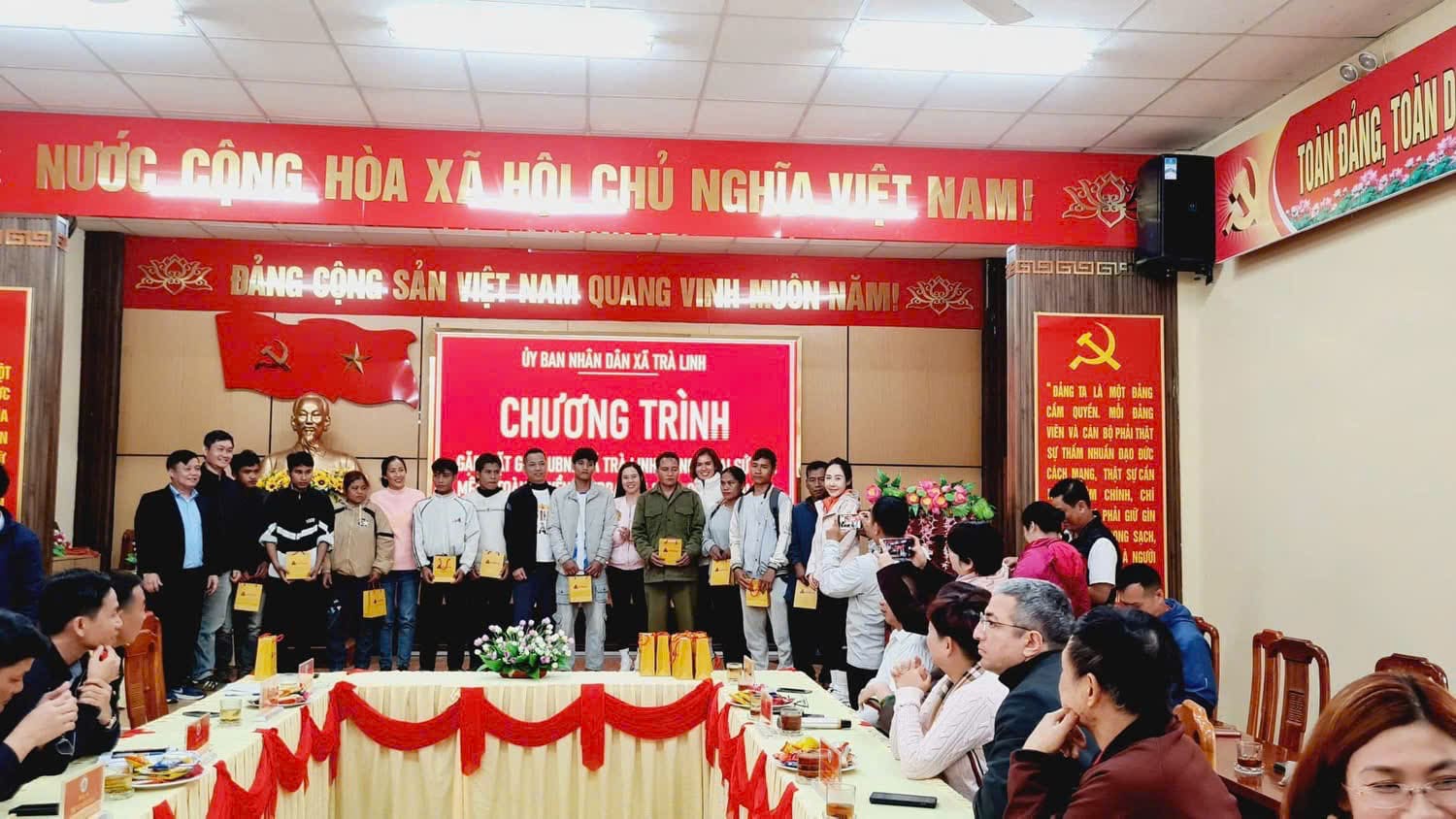 Đoàn đã trao quà thiện nguyện cho 50 hộ gia đình đặc biệt khó khăn của xã Trà Linh
