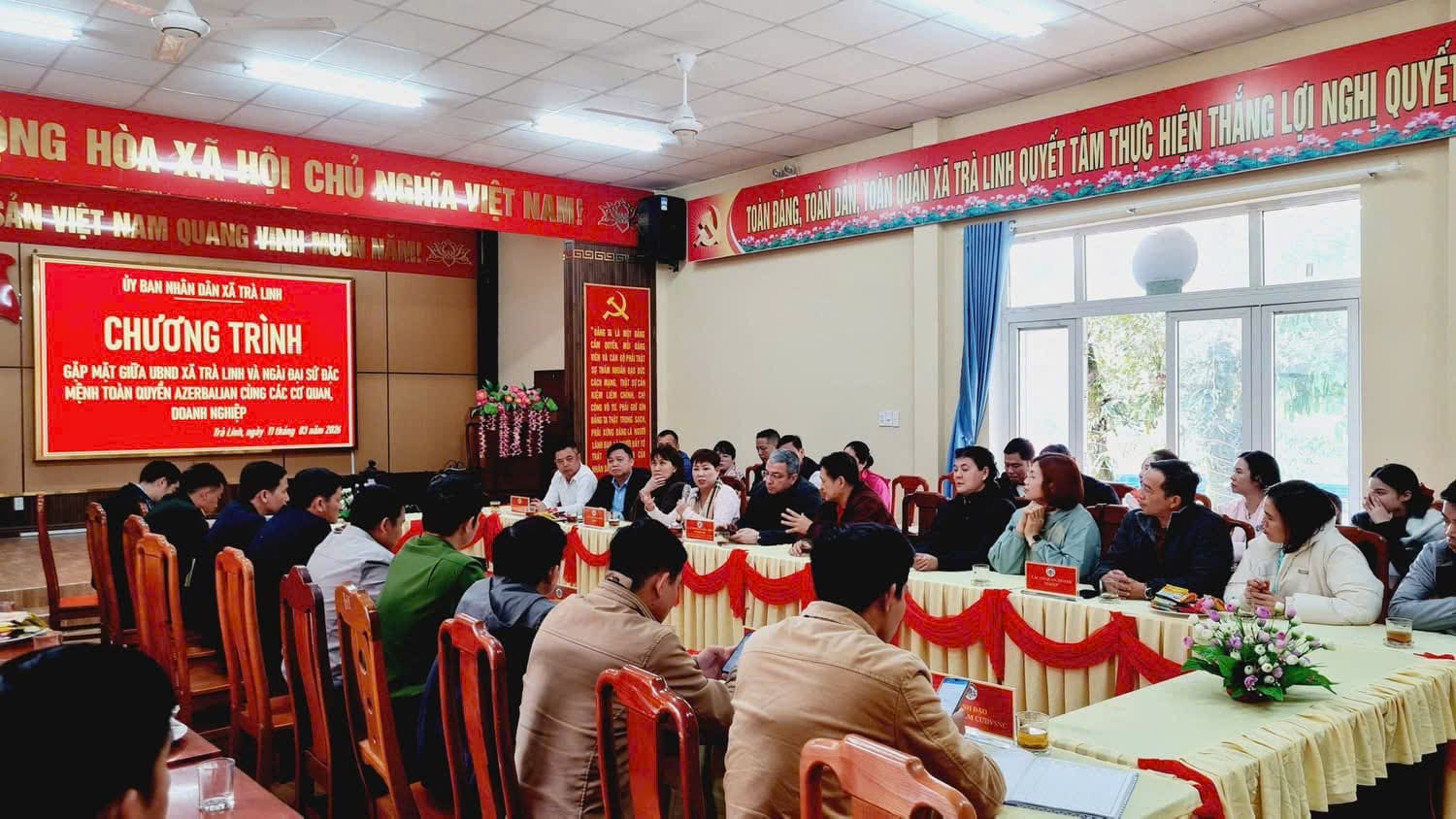 Ngài Đại sứ đặc mệnh toàn quyền nước Công hoà Azerbaijan tại Việt Nam chia sẻ về các cơ hội hợp tác quốc tế với Lãnh đạo xã Trà Linh- TP Đà Nẵng cùng đoàn chuyên gia, doanh nghiệp trong và ngoài nước.