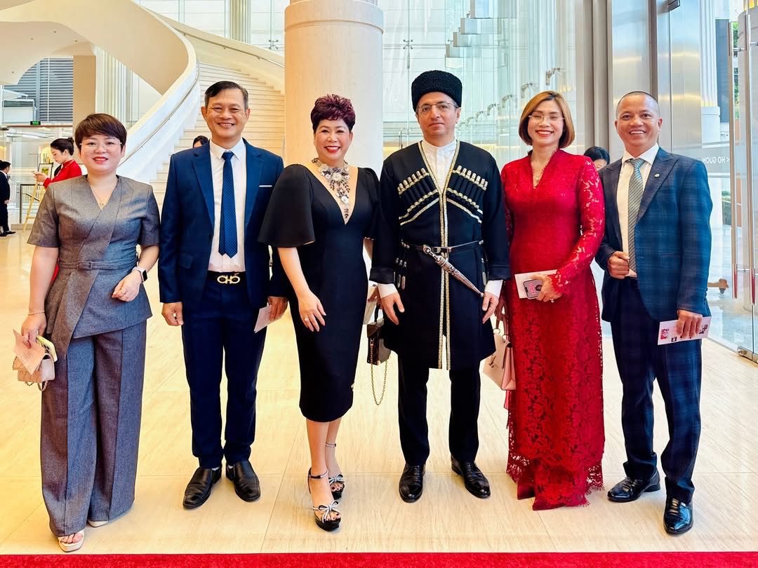Ban lãnh đạo Mỹ Đức Minh cùng các doanh nhân trong hệ sinh thái chụp ảnh lưu niệm cùng Ngài Đại sứ Đặc mệnh toàn quyền Azerbaijan tại Việt Nam- Ngài Shovgi Kamal Oglu Mehdizade.