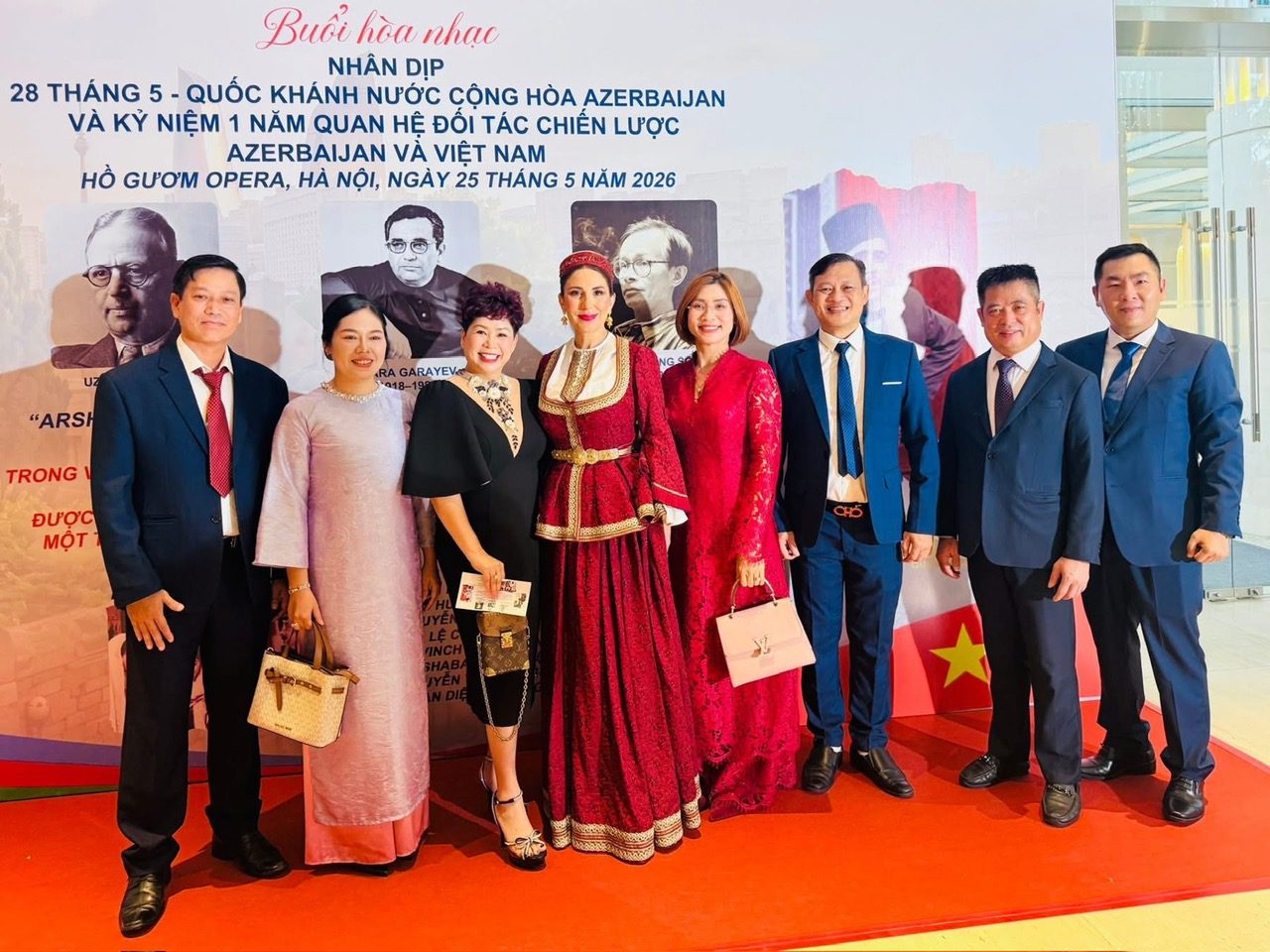Các thành viên trong đoàn chụp ảnh giao lưu với các Nghệ sỹ Opera đến từ đất nước Azerbaijan trước giờ công diễn tại nhà hát Hồ Gươm Opera