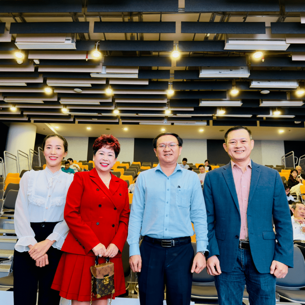 Ban lãnh đạo công ty Mỹ Đức Minh cùng ông Lâm Đình Thắng- Giám đốc Sở Khoa học và Công nghệ TP. Hồ Chí Minh tại hội thảo ngày 1/11/2025