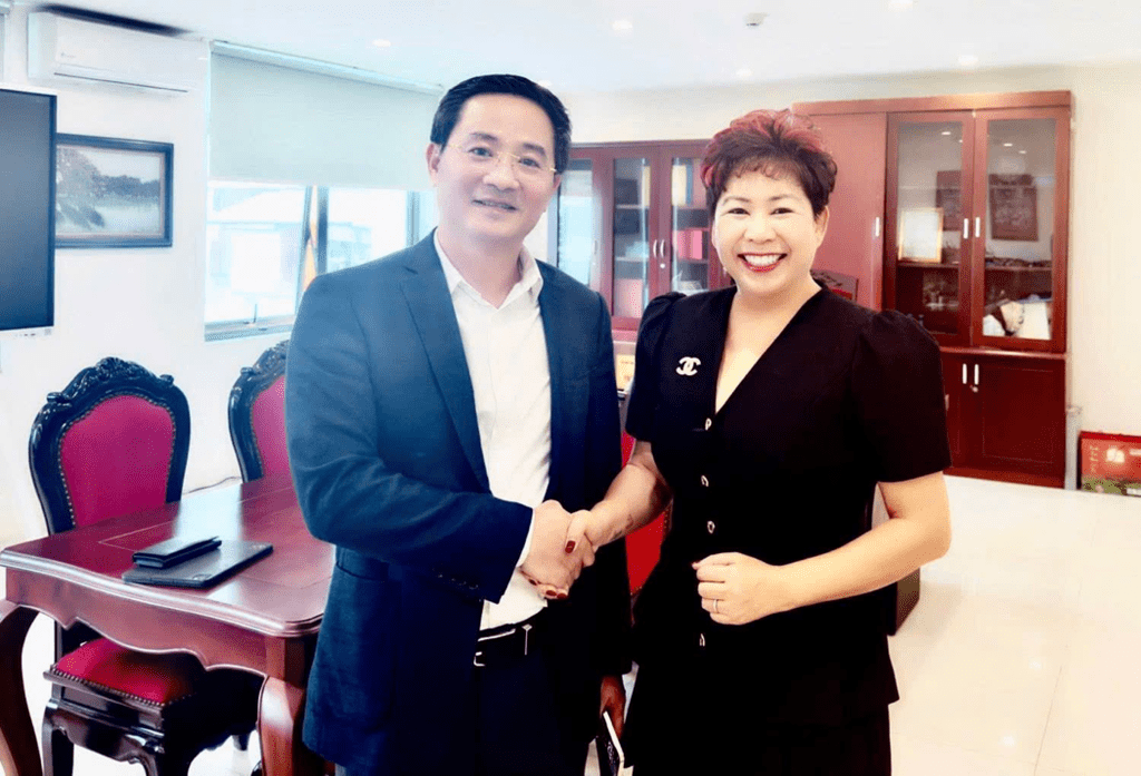 Bà Phạm Thị Đức Hạnh-Chủ tịch HĐQT công ty Mỹ Đức Minh cùng ông Trần Anh Tuấn- Giám Đốc Sở Khoa học và Công nghệ thành phố Hà Nội thống nhất định hướng hợp tác cùng hỗ trợ doanh nghiệp Khoa học & công nghệ của Hà Nội.