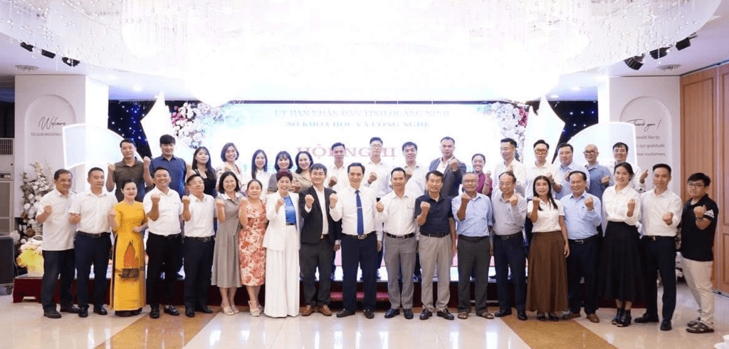 Mỹ Đức Minh chụp hình lưu niệm cùng Ban lãnh đạo, cán bộ Sở Khoa học và Công nghệ và các chủ doanh nghiệp Khoa học & công nghệ tỉnh Quảng Ninh nhân ngày Doanh Nhân Việt Nam 13/10/2025