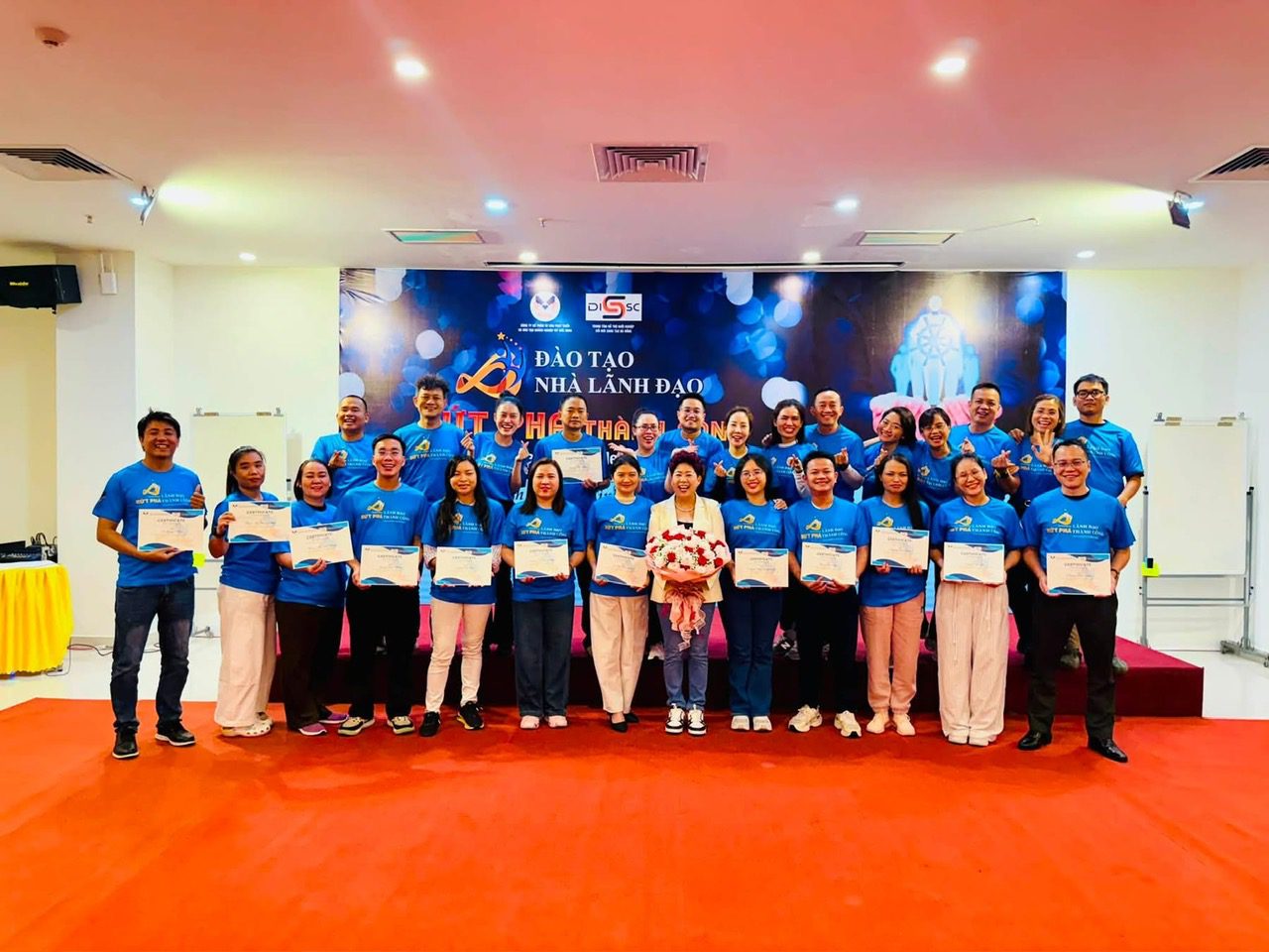Toàn bộ học viên là những lãnh đạo tại Đà Nẵng, Hà Nội, Hồ Chí Minh, Đồng Nai chụp ảnh lưu niệm sau chương trình cùng Giảng viên và đội ngũ hỗ trợ